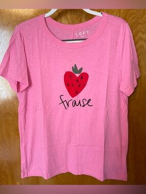 LOFT vibrant pink short sleeve strawberry/‘fraise’ t-shirt Size Large cotton